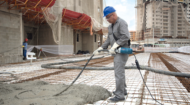 Caminhão betoneira aplicando concreto usinado
